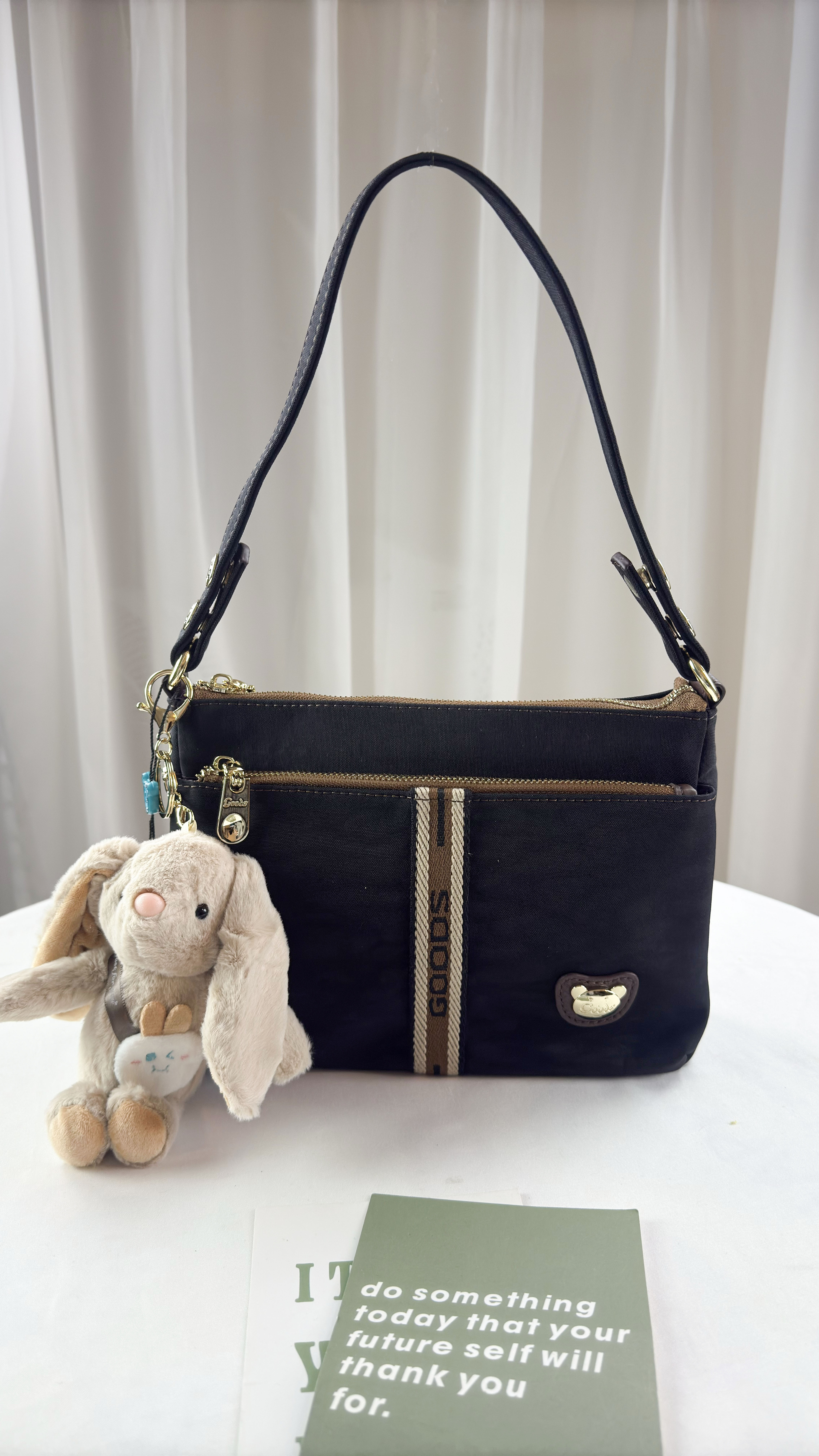 GOODS 卡其織帶防潑水肩背包 / 側背包 附小熊吊飾 #2563