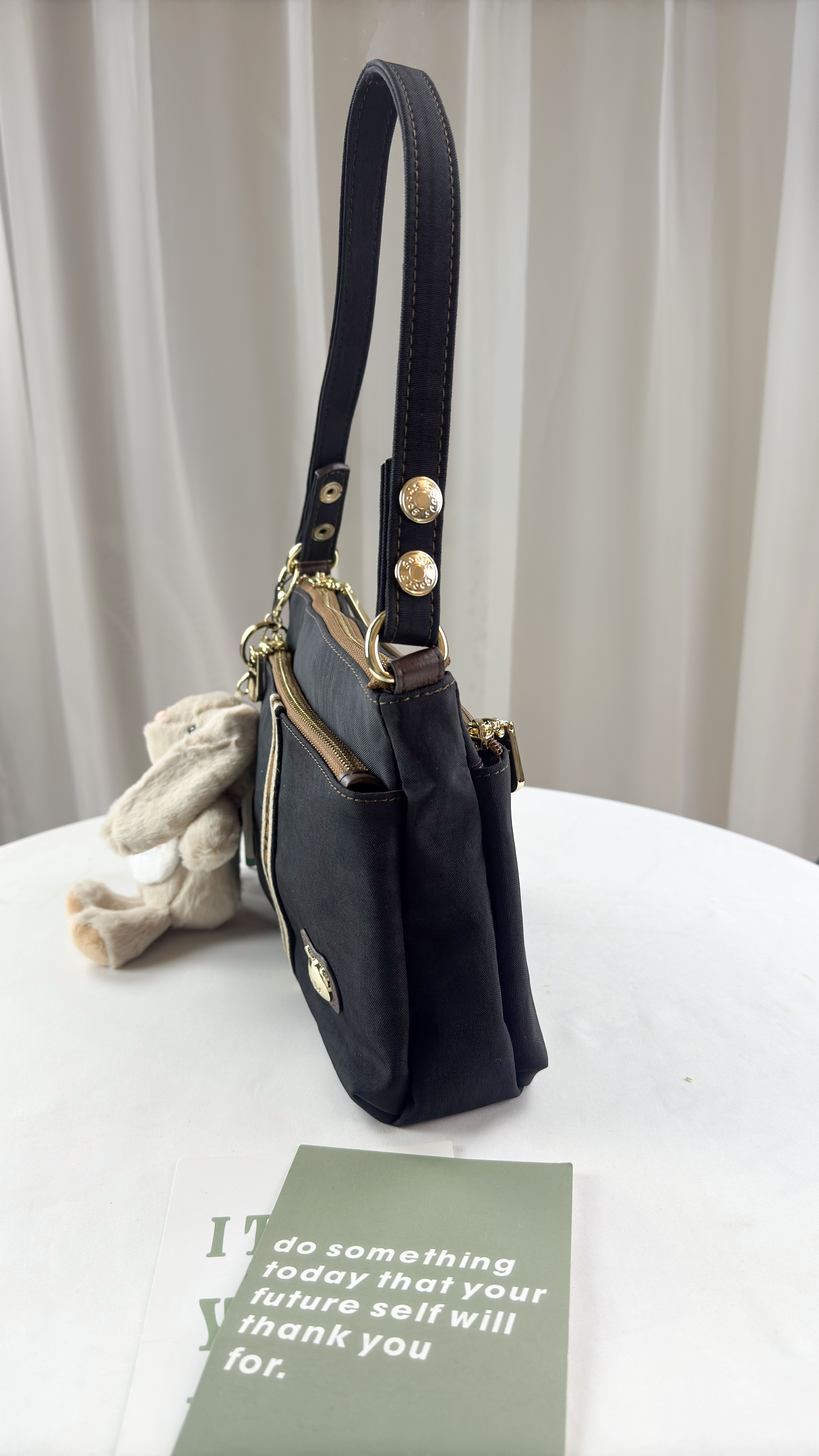 GOODS 卡其織帶防潑水肩背包 / 側背包 附小熊吊飾 #2563