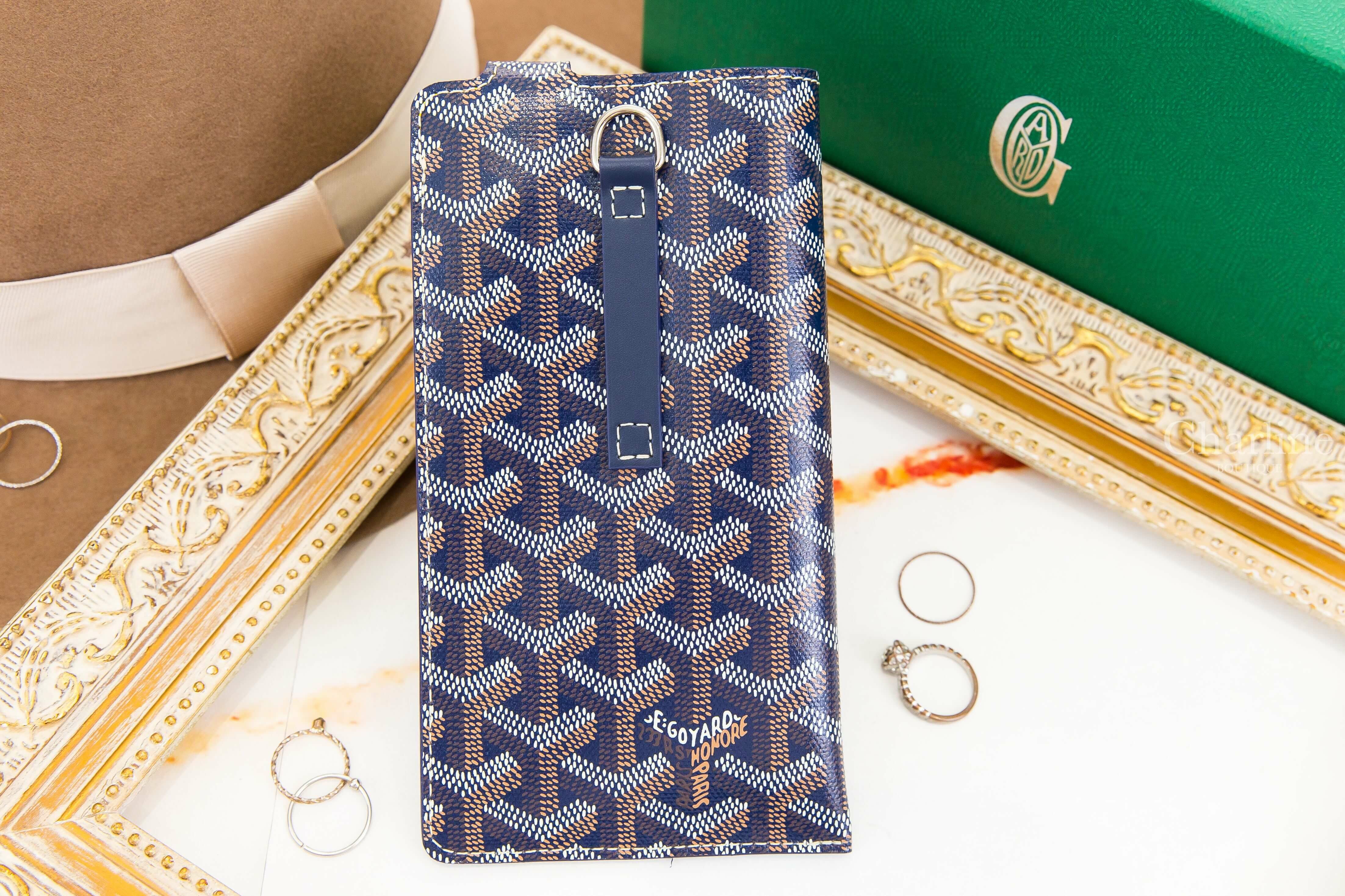 Goyard Montmartre GM Case 海軍藍大型小牛皮黃色內裡扣式收納包-Charline Boutique 精品代購