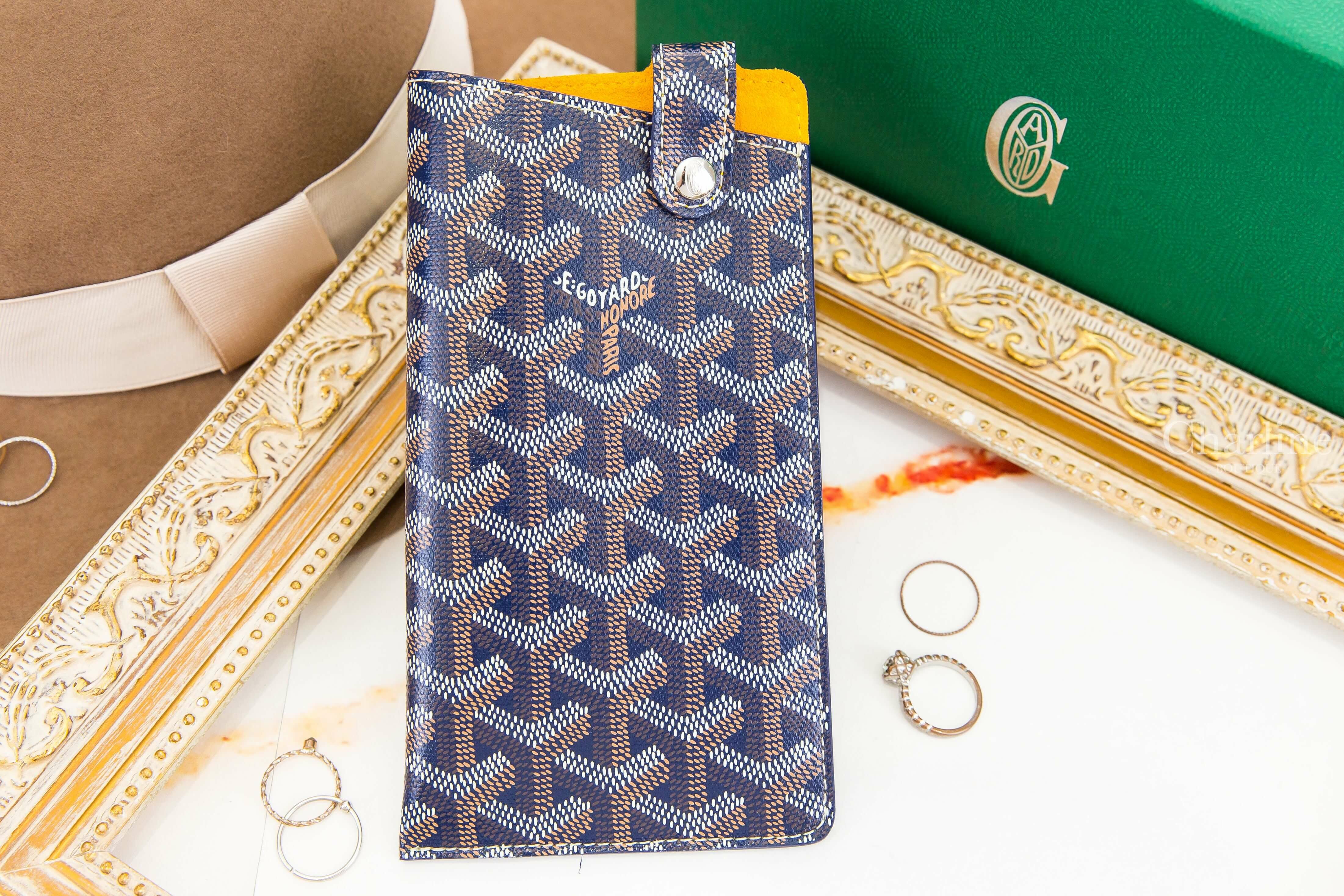 Goyard Montmartre GM Case 海軍藍大型小牛皮黃色內裡扣式收納包