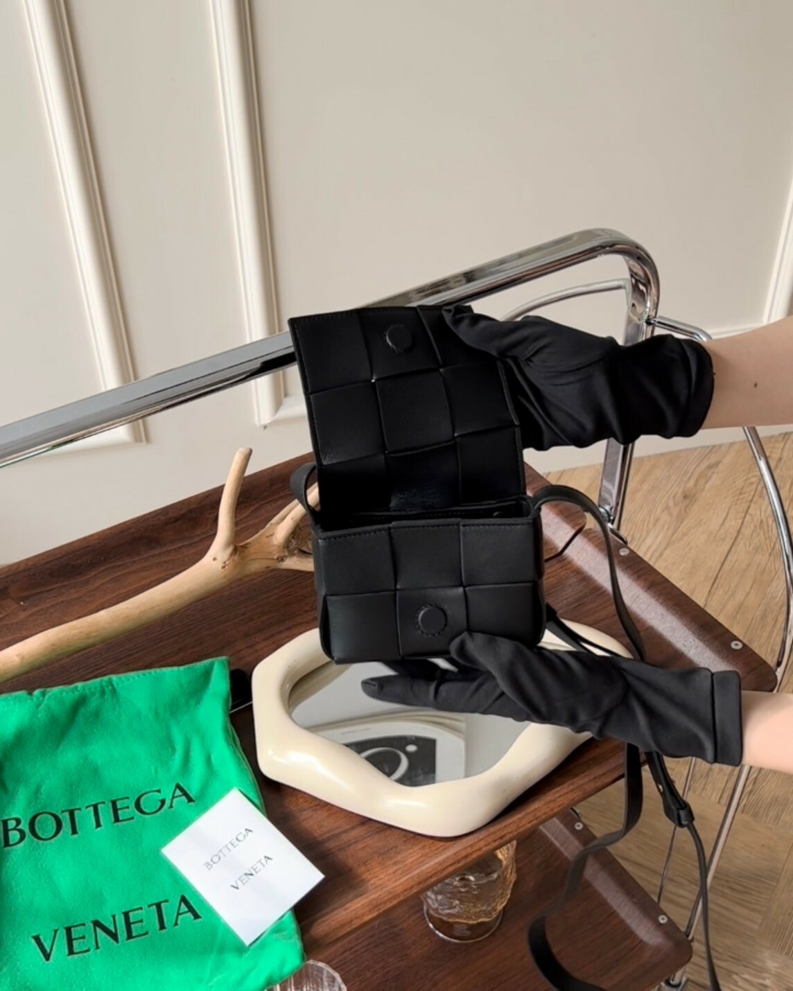 BV｜6格羊皮霧面迷你卡帶包 黑色