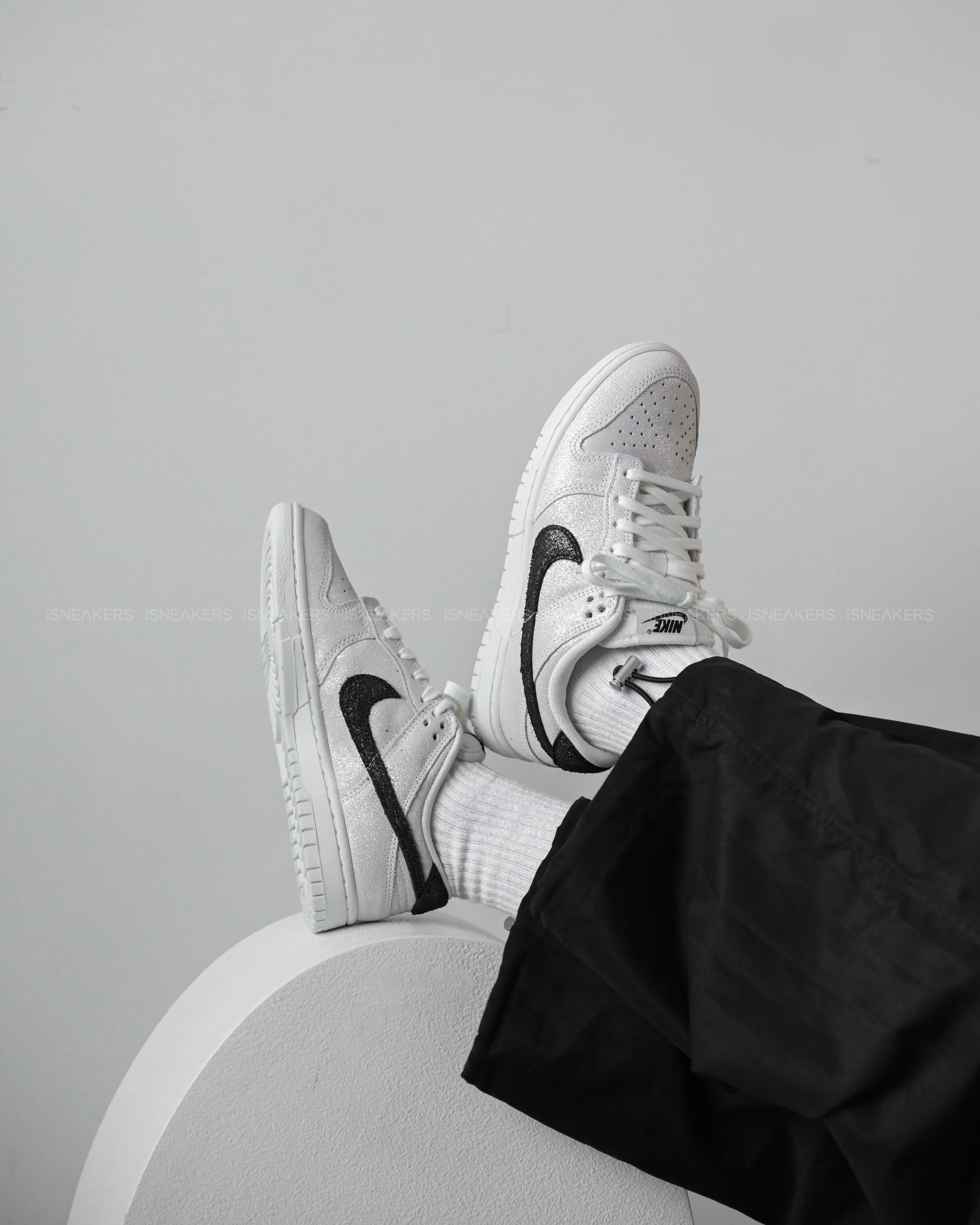 iSNEAKERS｜Nike Dunk Low SE "White Black Team Red" 麂皮黑 HQ3502-100