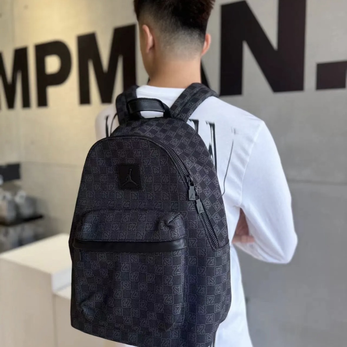 【現貨】Nike Air Jordan 棋盤格 黑金 後背包 行李袋  迷你後背包