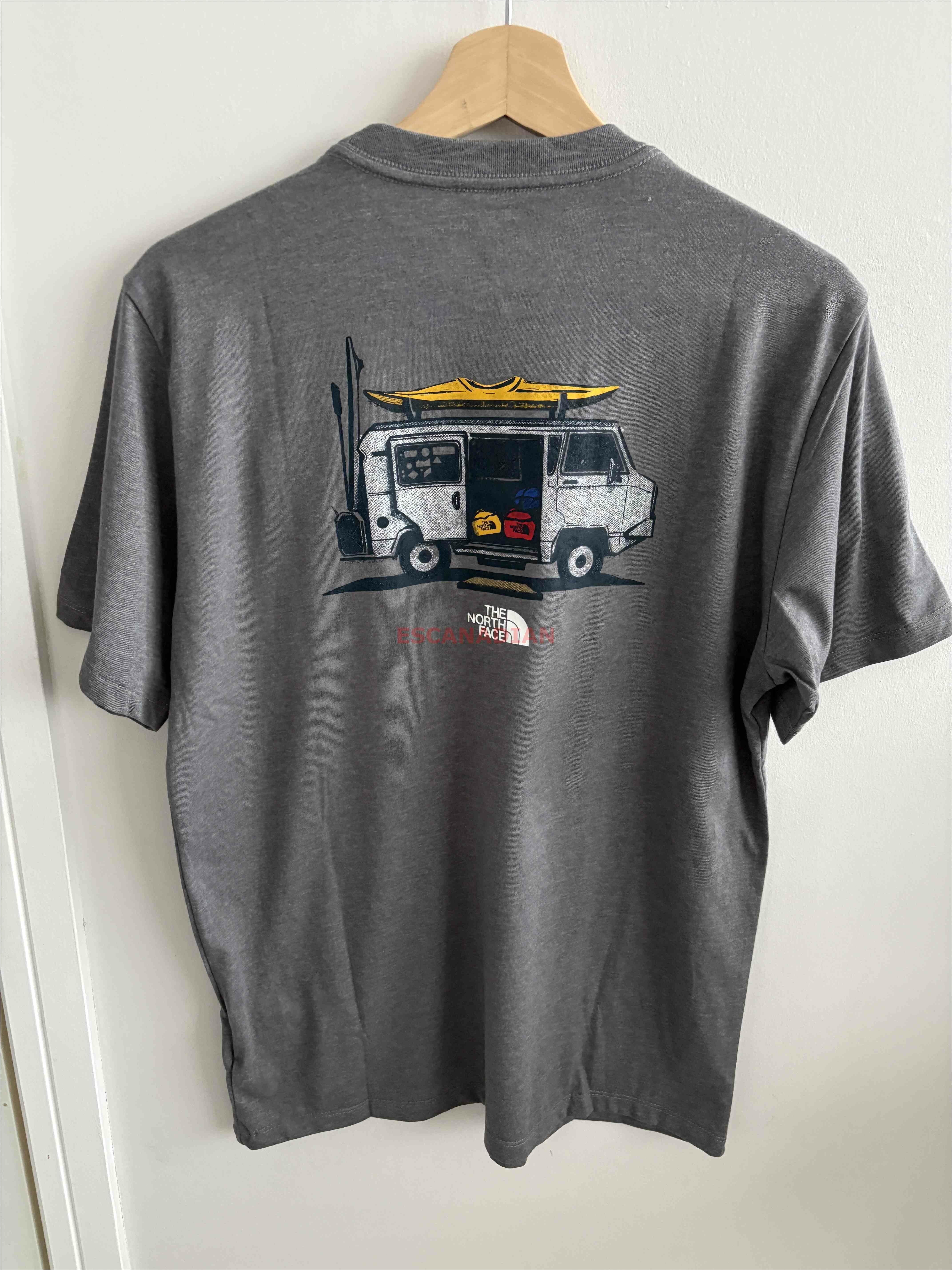 THE NORTH FACE 男大人 露營車圖案 短TEE (前小後大圖案)