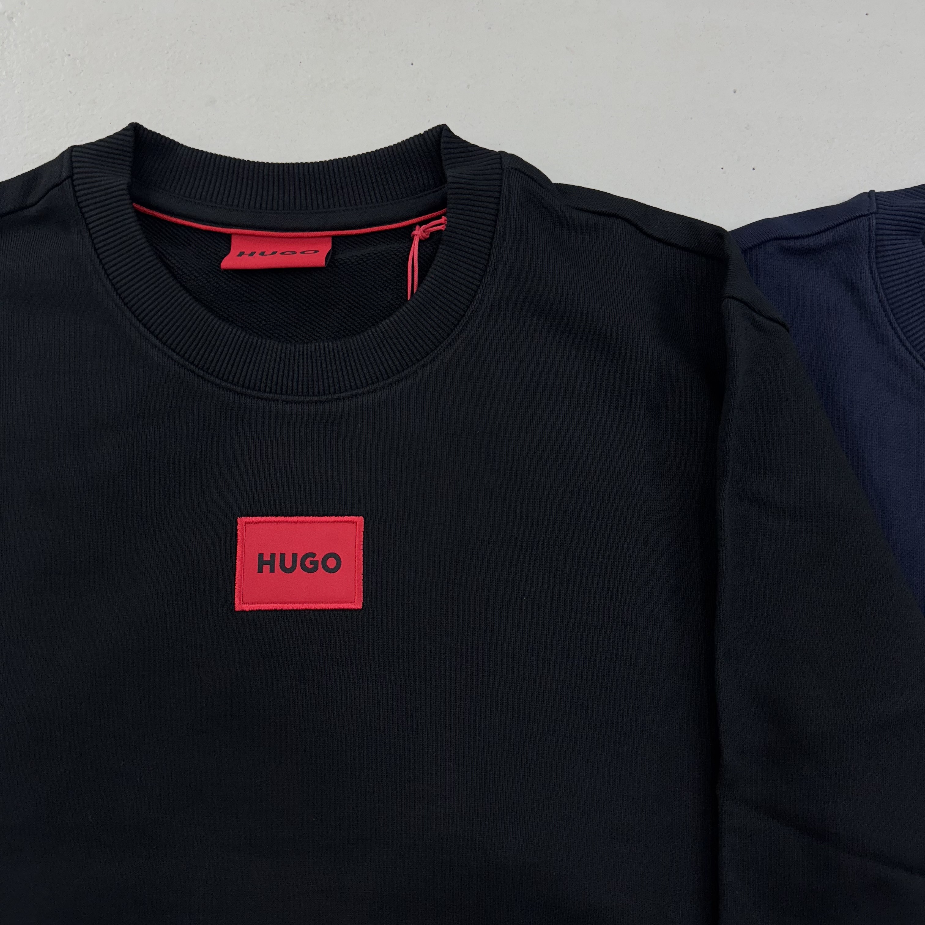 HUGO 紅格刺繡大學T 黑/藍【50447964】