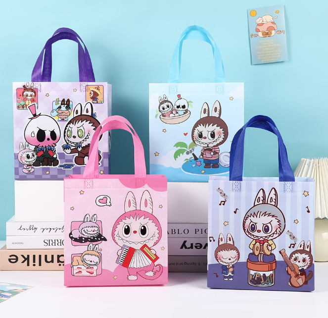 Labubu无纺手提袋礼品袋（款式随机）