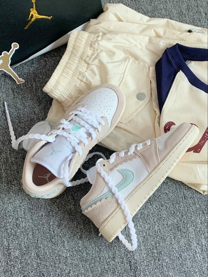 Air Jordan 1 Low SE 女鞋 大童 粉色 繽紛花邊 低筒  休閒鞋 DZ5356-800