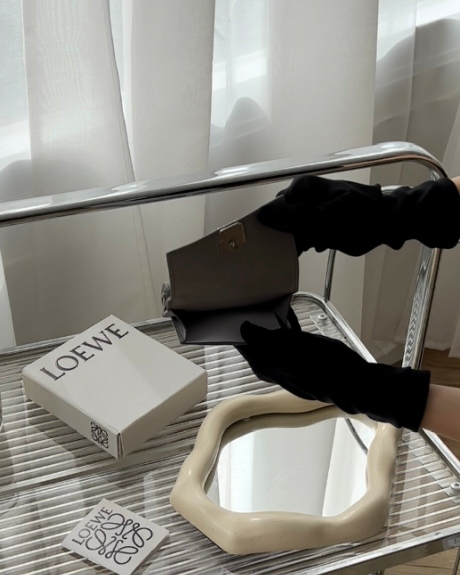 LOEWE｜卵石紋小牛皮三折短夾 珍珠灰