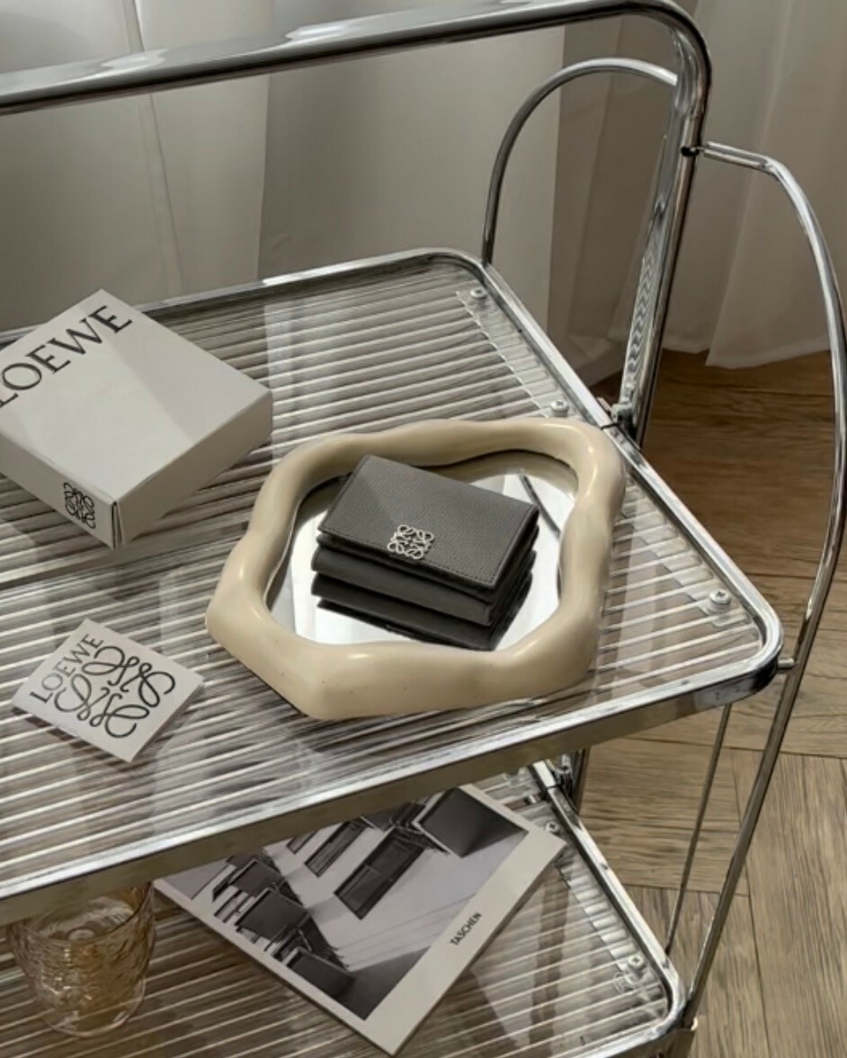 LOEWE｜卵石紋小牛皮三折短夾 珍珠灰