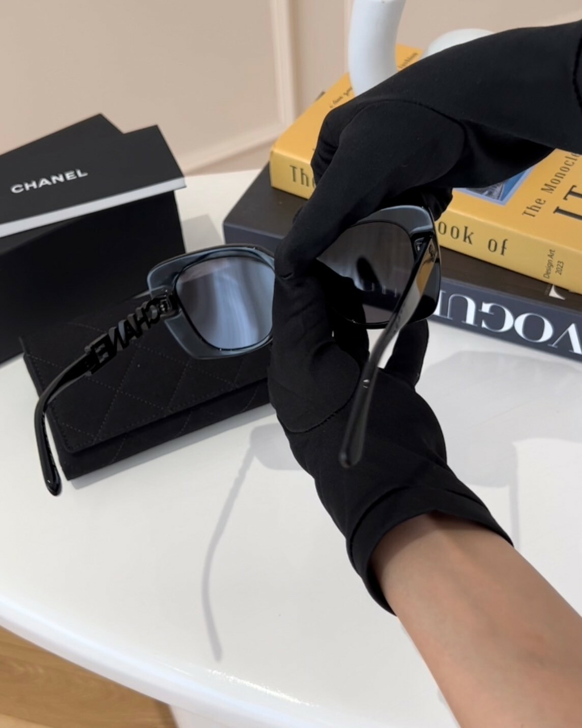 CHANEL｜黑水鑽字母墨鏡