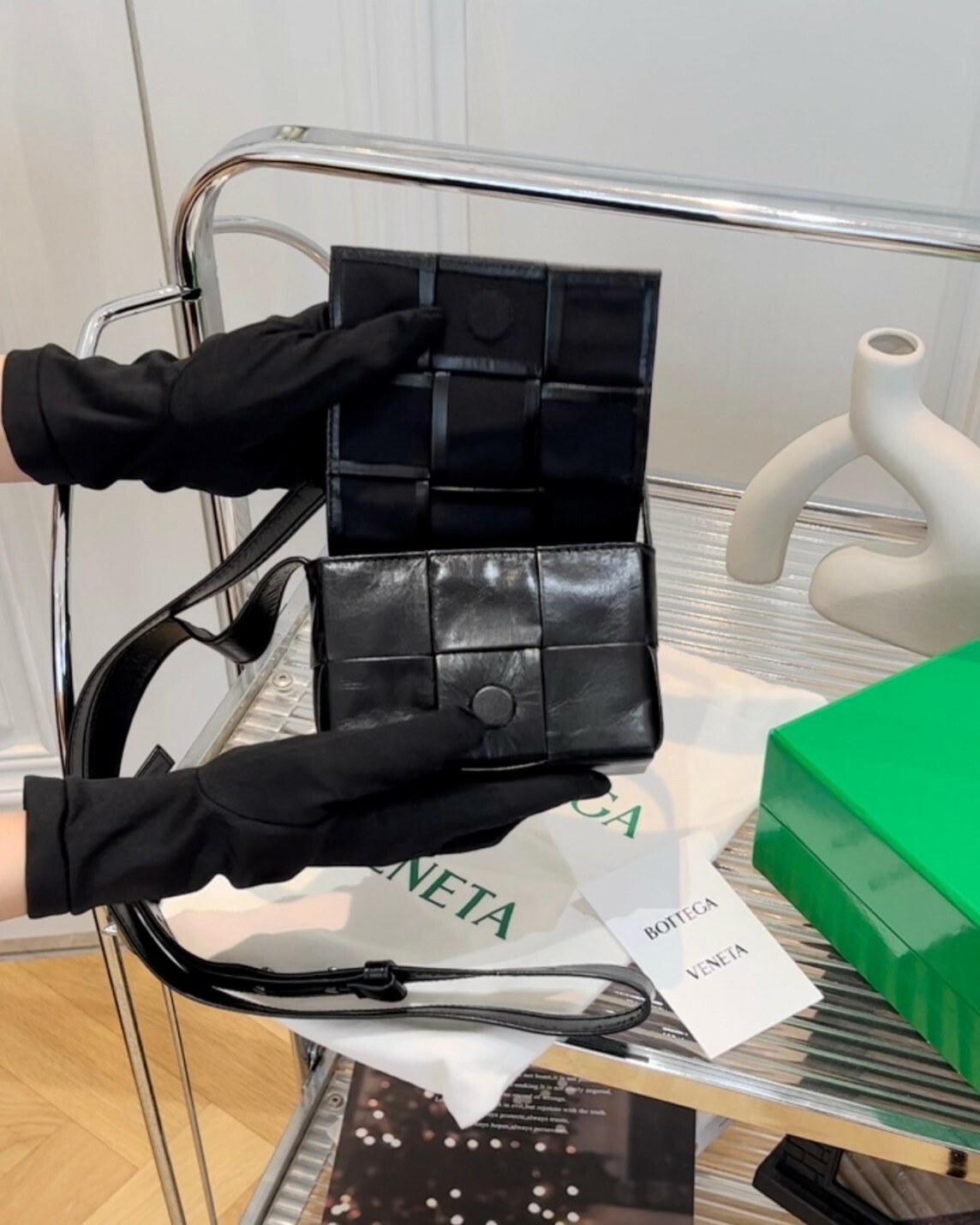 BV｜6格牛皮蠟面迷你卡帶包 黑色