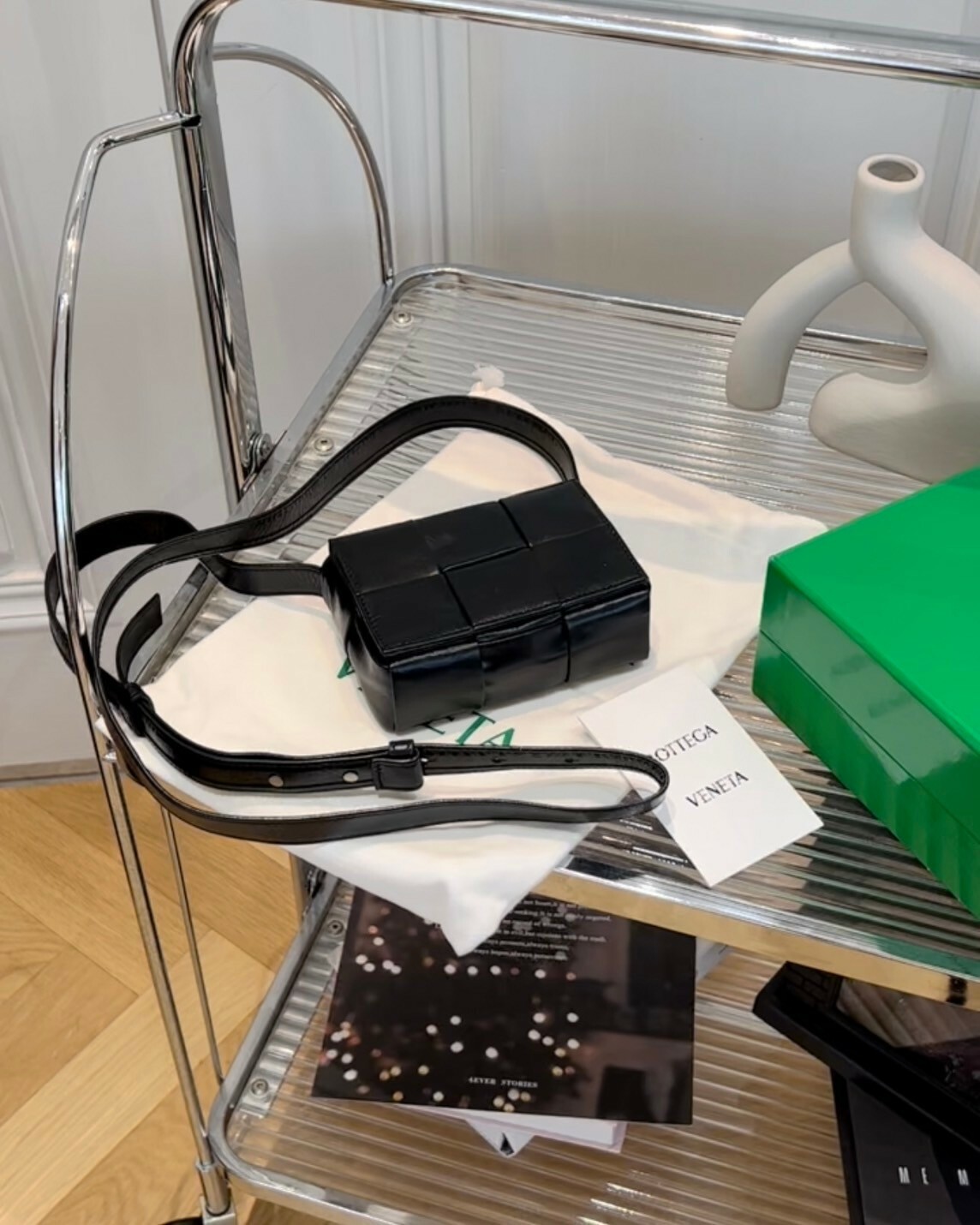 BV｜6格牛皮蠟面迷你卡帶包 黑色