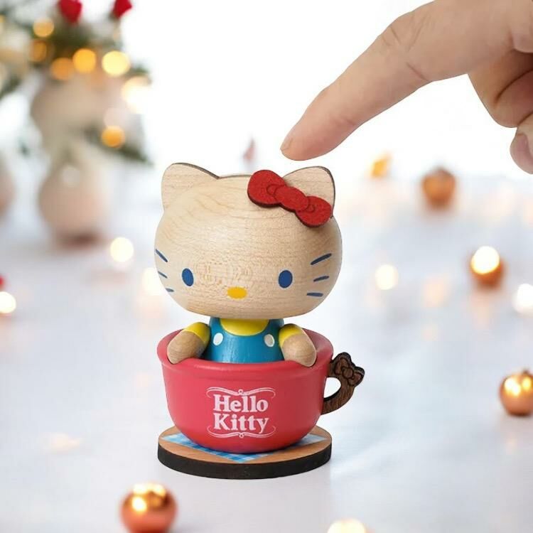 2023025-KT Sanrio Hello Kitty 原木茶杯搖頭公仔 #KM23-1256409