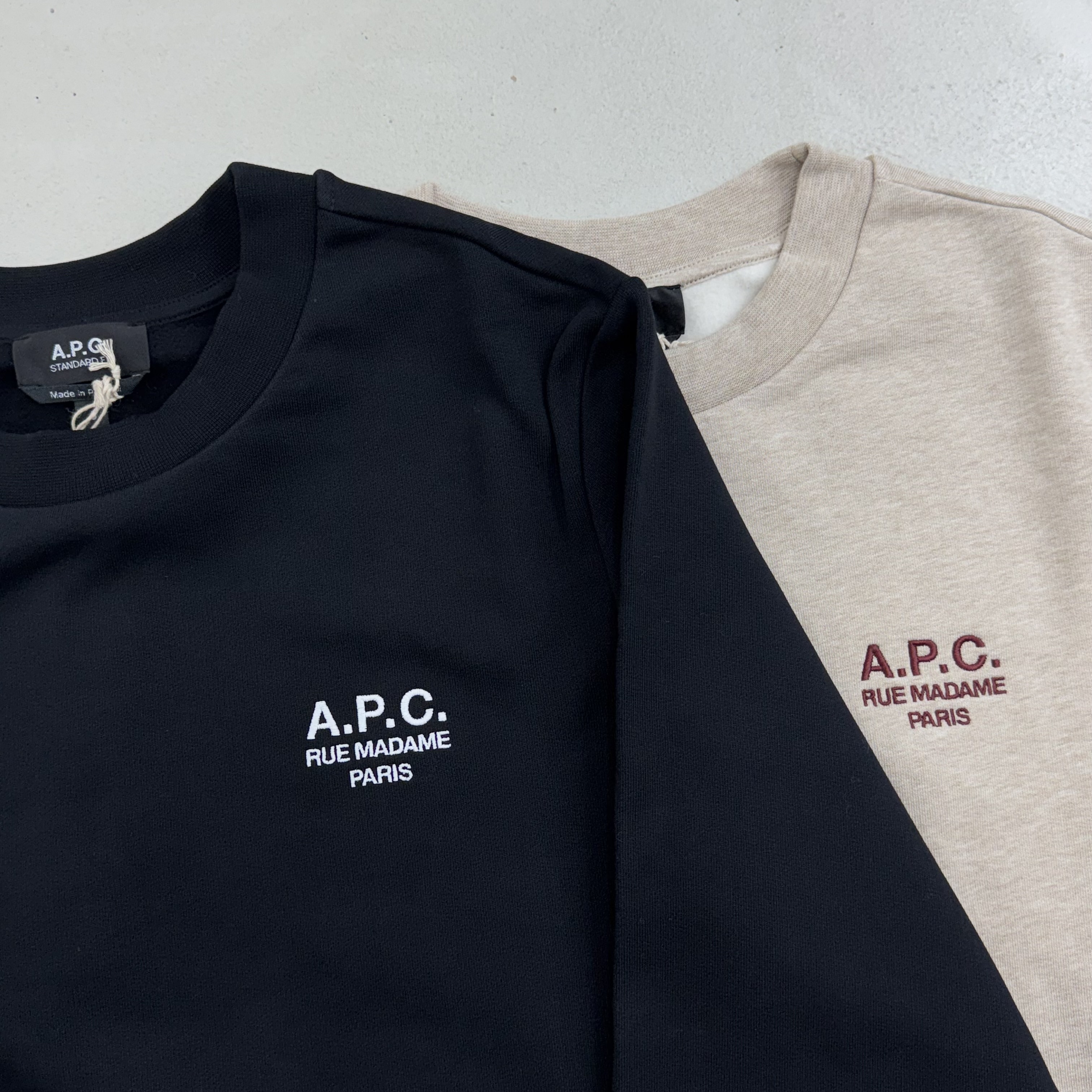 A.P.C. 經典Paris刺繡大學T 黑/卡其