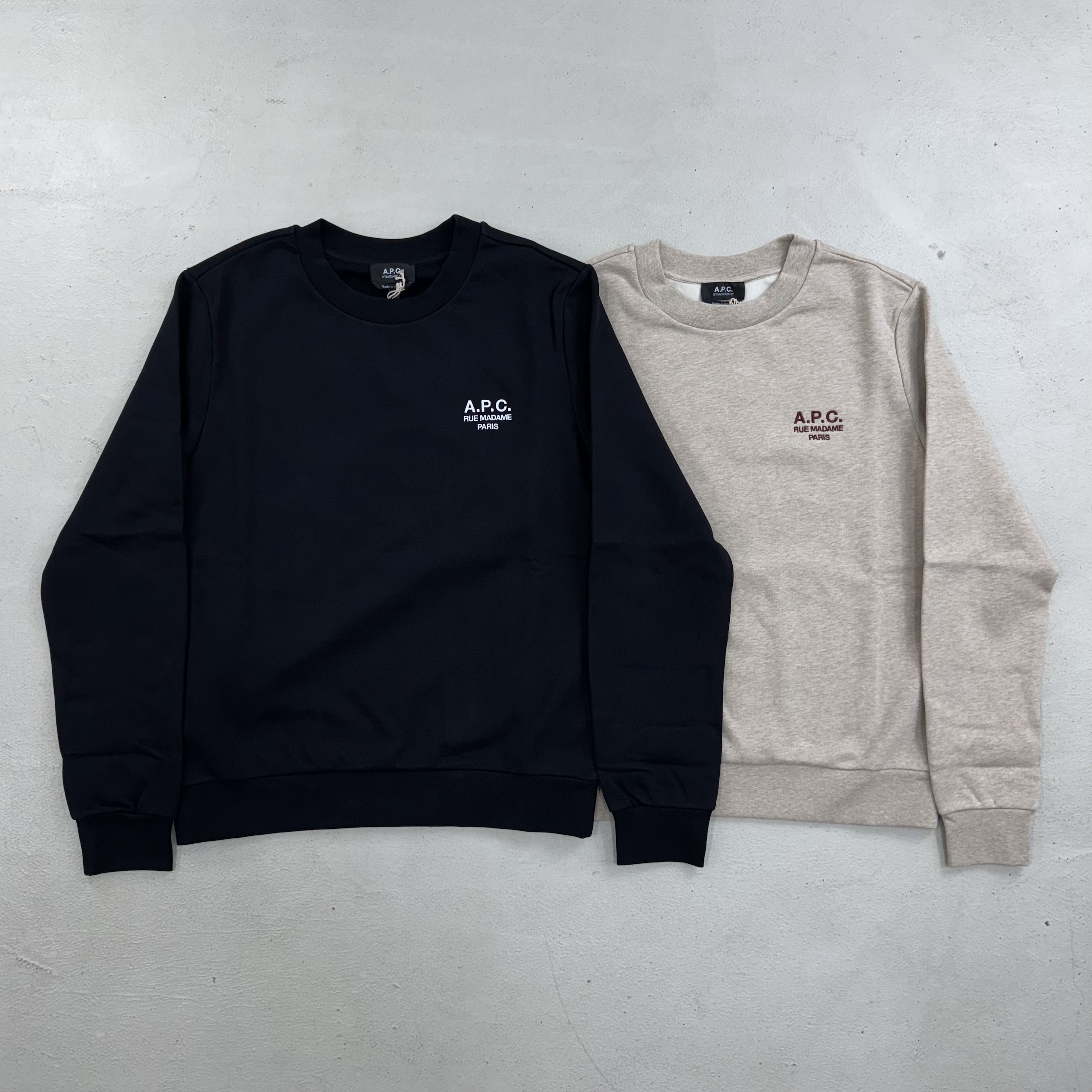 A.P.C. 經典Paris刺繡大學T 黑/卡其