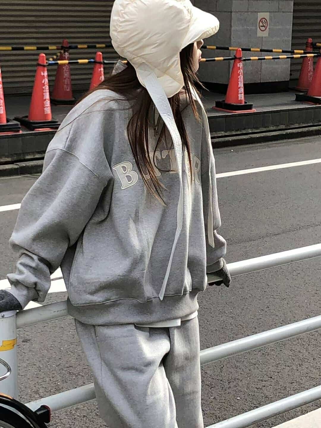 DE29 拉絲奶油文字刺繡衛衣（現貨）