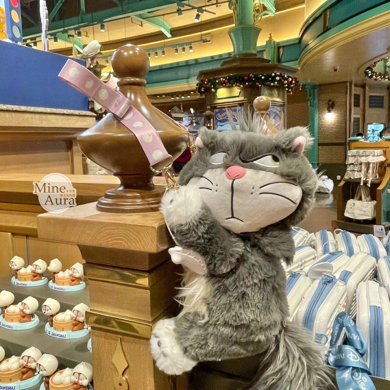 (限時特價) 爪爪派對系列 路西法 魯斯佛 Lucife 壞貓咪 側姿抱抱 絨毛娃娃玩偶設計 斜背 小包 -上海迪士尼樂園