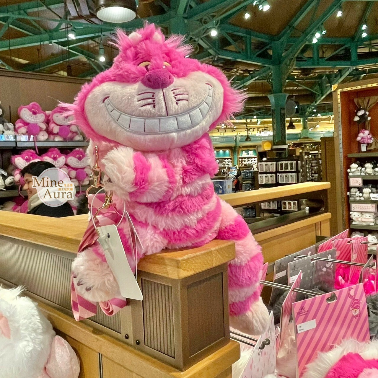 (限時特價) 爪爪派對系列 柴郡貓 The Cheshire Cat 妙妙貓 側姿抱抱 絨毛娃娃玩偶設計 斜背 小包 愛麗絲夢遊仙境 Alice in Wonderland -上海迪士尼樂園