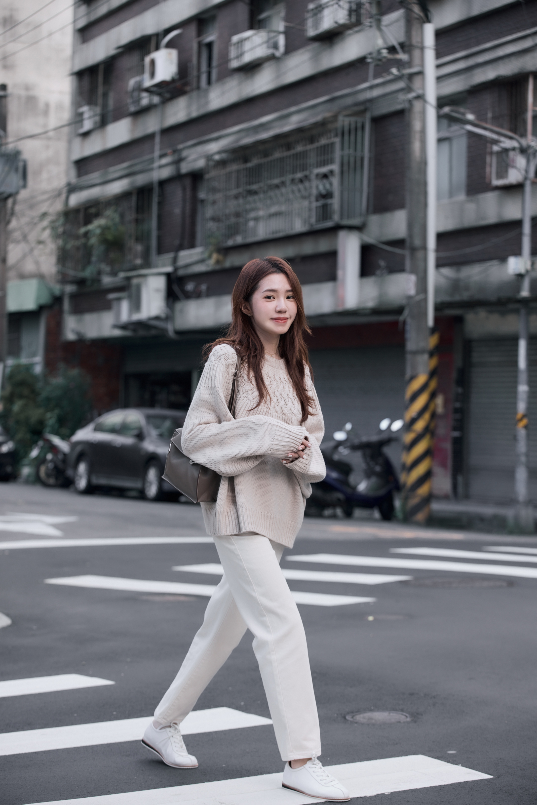 guten made/挺版提臀高腰斜紋直筒米白褲