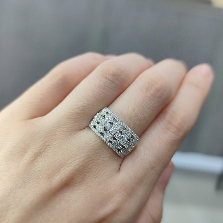 18K白金鑽石戒指