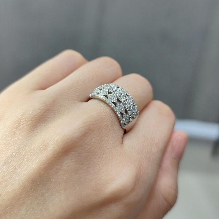 18K白金鑽石戒指