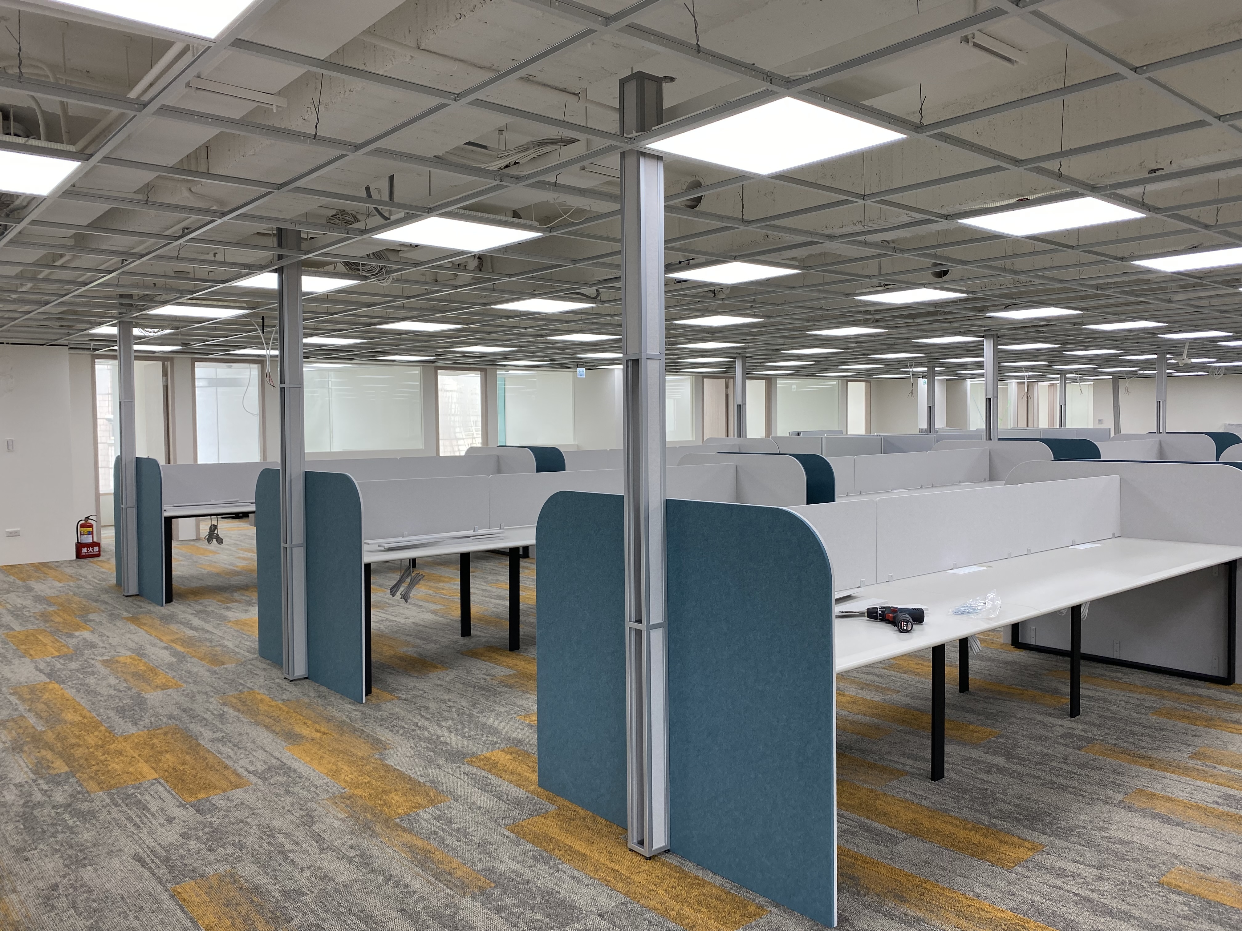 辦公固定桌,辦公桌推薦,工作桌,辦公家具,穩定桌面,長時間工作桌,辦公空間設計