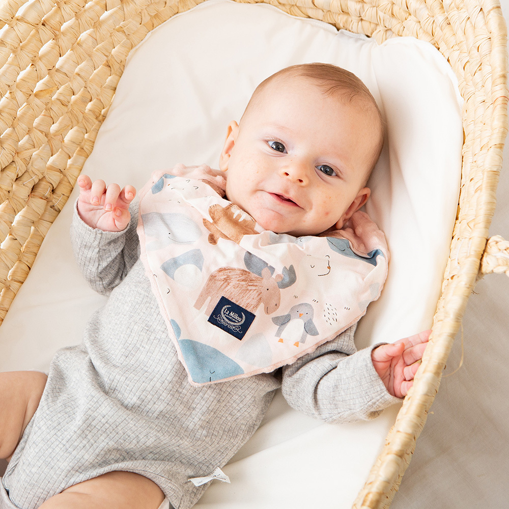 La Millou波蘭 豆豆圍兜領巾｜北極好朋友(粉底)｜粉嫩氣質膚