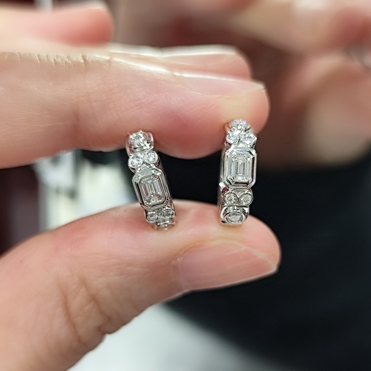 18K金祖母綠形及圓形鑽石圈形耳環