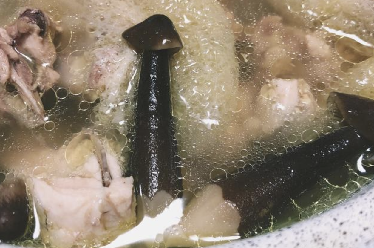 黑皮鸡枞菌竹笙煲鸡汤