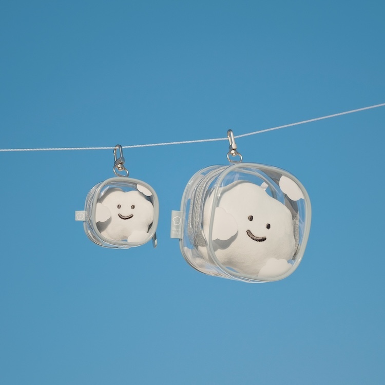 捨不得你的喜寶變成灰寶嗎!!    常常在ig私訊收到大家洗喜怒哀樂孩子們的影片  看到有些before的樣子  我都心疼這些可憐的孩子  人生究竟是經歷了什麼大風大浪 XDD    於是我們準備了專屬喜怒哀樂寶寶們的  " 雲朵曬娃包 "  讓他們有一片安身立命的小天空  不再需要慘受風吹日曬雨淋 > <      目前曬娃包有  喜寶的天空  小哀的天空  樂樂的天空    我知道妳想問  : 為什麼沒有怒君的天空?  因為怒君是屬於不羈的靈魂!!!  他才不需要什麼小天空!    : 那 emo 呢?  emo 才不會想要出門謝謝!      平時背著出門  再也不怕颳風那天  風漸漸把距離吹得好遠      我想  如果當初有雲朵曬娃包  故事的最後她應該就不會說了拜 ~    在雲朵曬娃包裡的喜寶  看起來特別開心耶!      一些小細節    雲朵曬娃包的拉鍊是喜寶喔!!      霧銀的質感掛勾，上面有雷射可愛的方坊logo!      擁抱自己的情緒吧，因為他們都很可愛!      曬娃包都會附一個圓圈扣，可以直接扣在帆布袋的提把上!      也可以掛在我們托特包前面的小D環喔! 可愛+100!