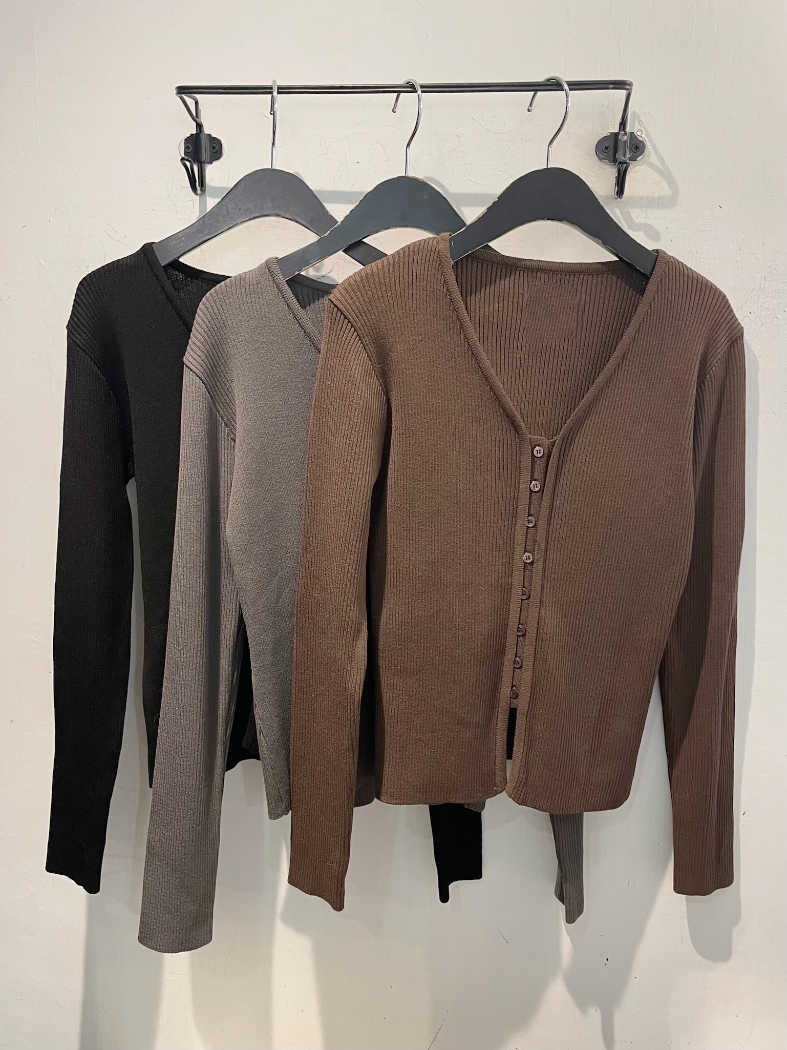 羅紋V領下擺開衩小釦針織上衣