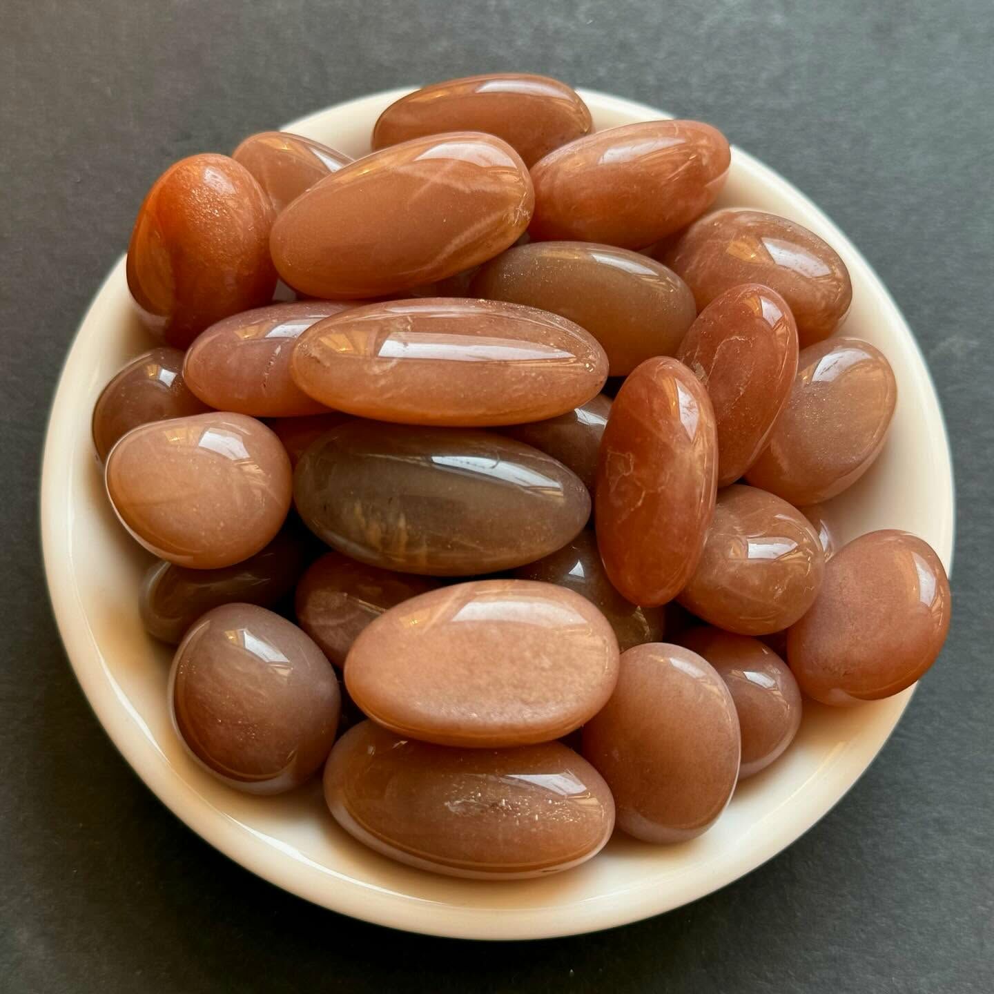 [原石] 蜜桃月光石 水晶滾石