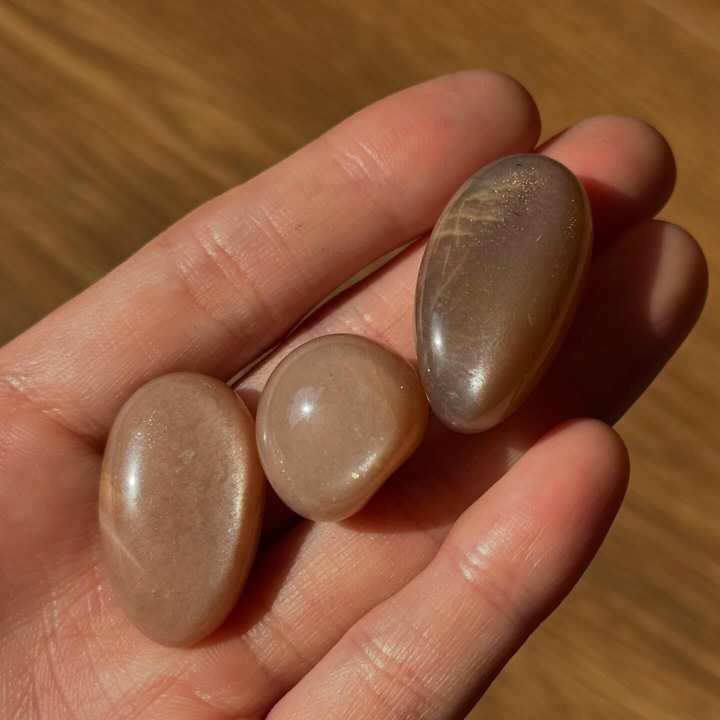 [原石] 蜜桃月光石 水晶滾石