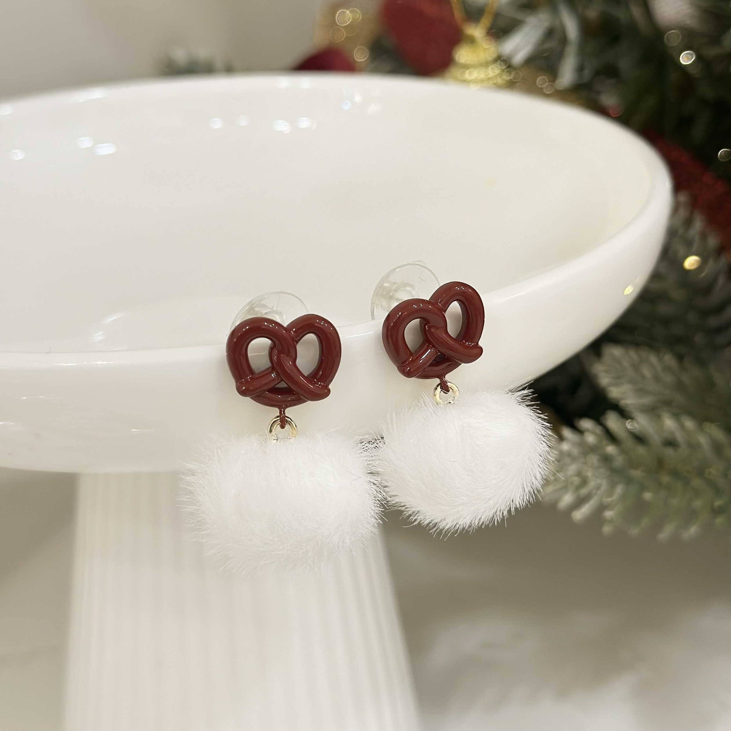 L49烤漆蝴蝶餅毛球垂吊