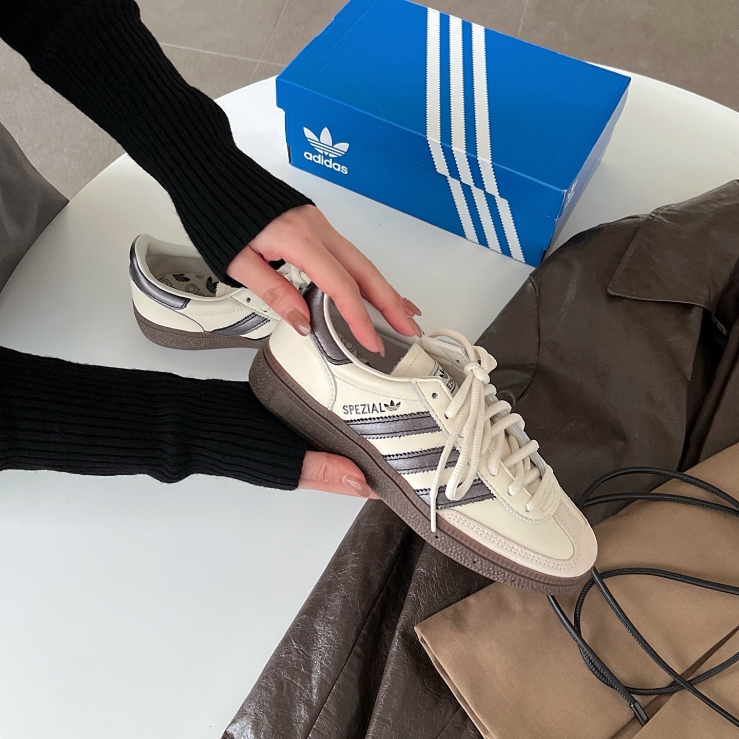 Adidas Originals Handball Spezial 日本新發售 奶油灰色 奶油 復古鞋 JH8662