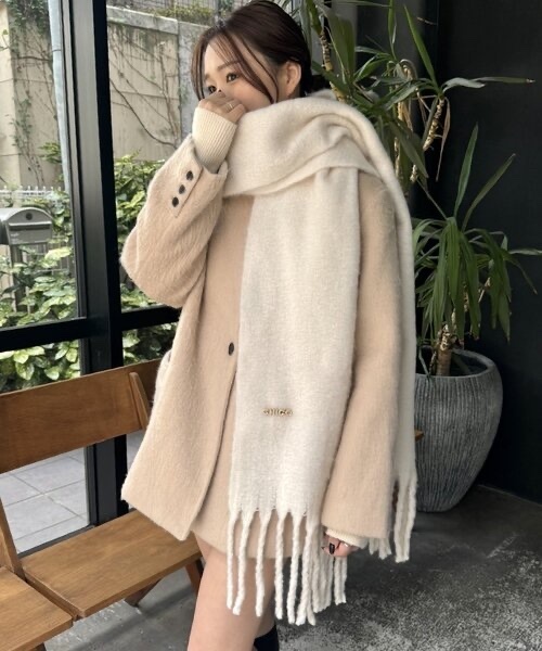 Chico / Fringe stole scarf with brooch