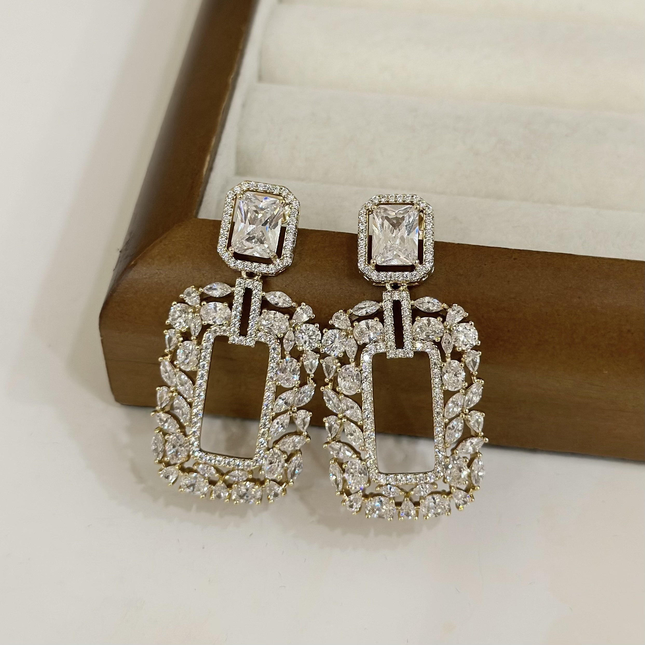 573滿鑽方塊鏤空垂吊