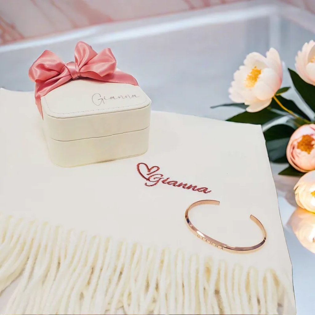 姊妹禮盒 I (刺繡披肩、刻字手鐲、專屬首飾盒)