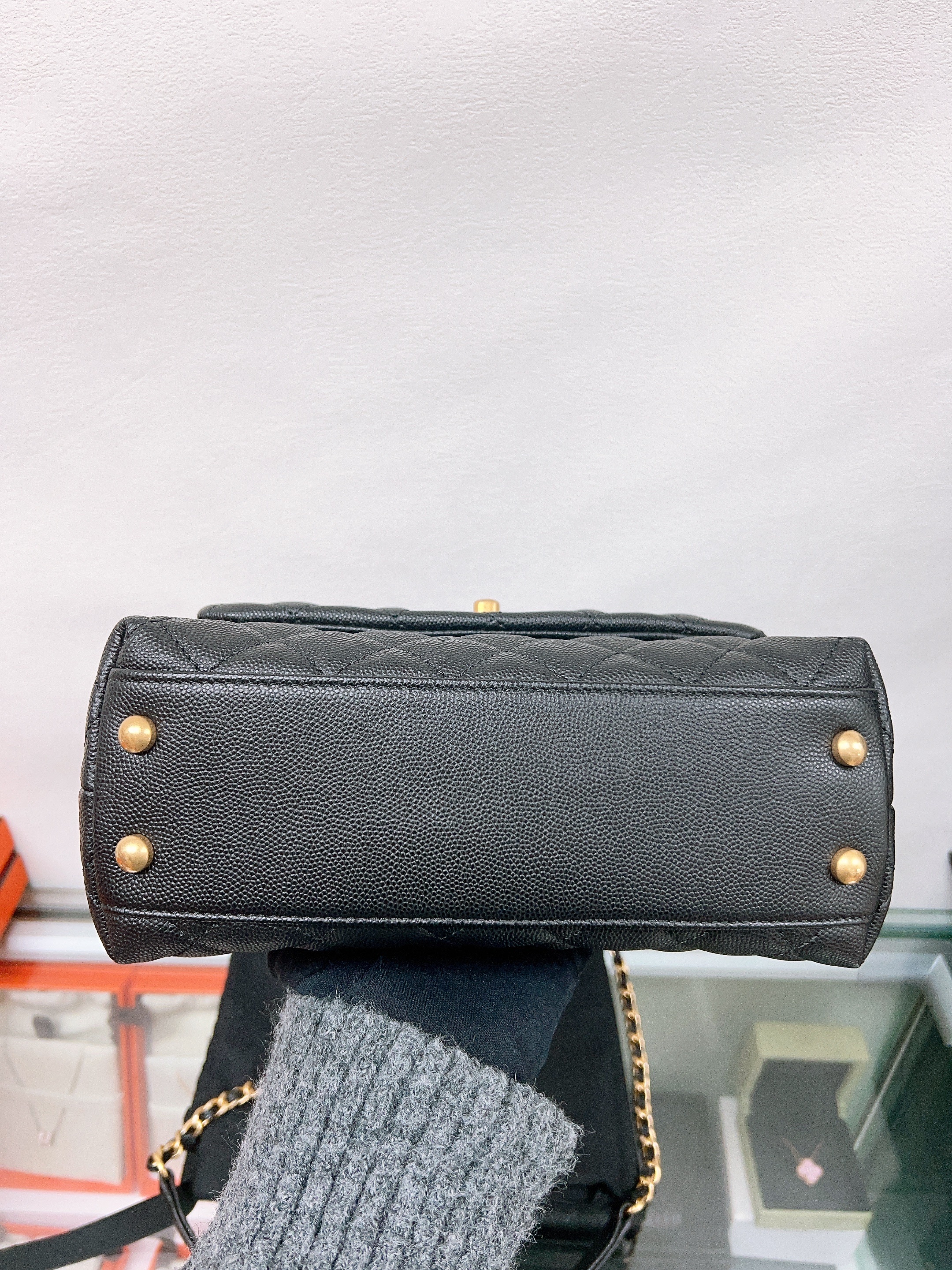 Chanel coco handle small (black caviar/ dark red handle)