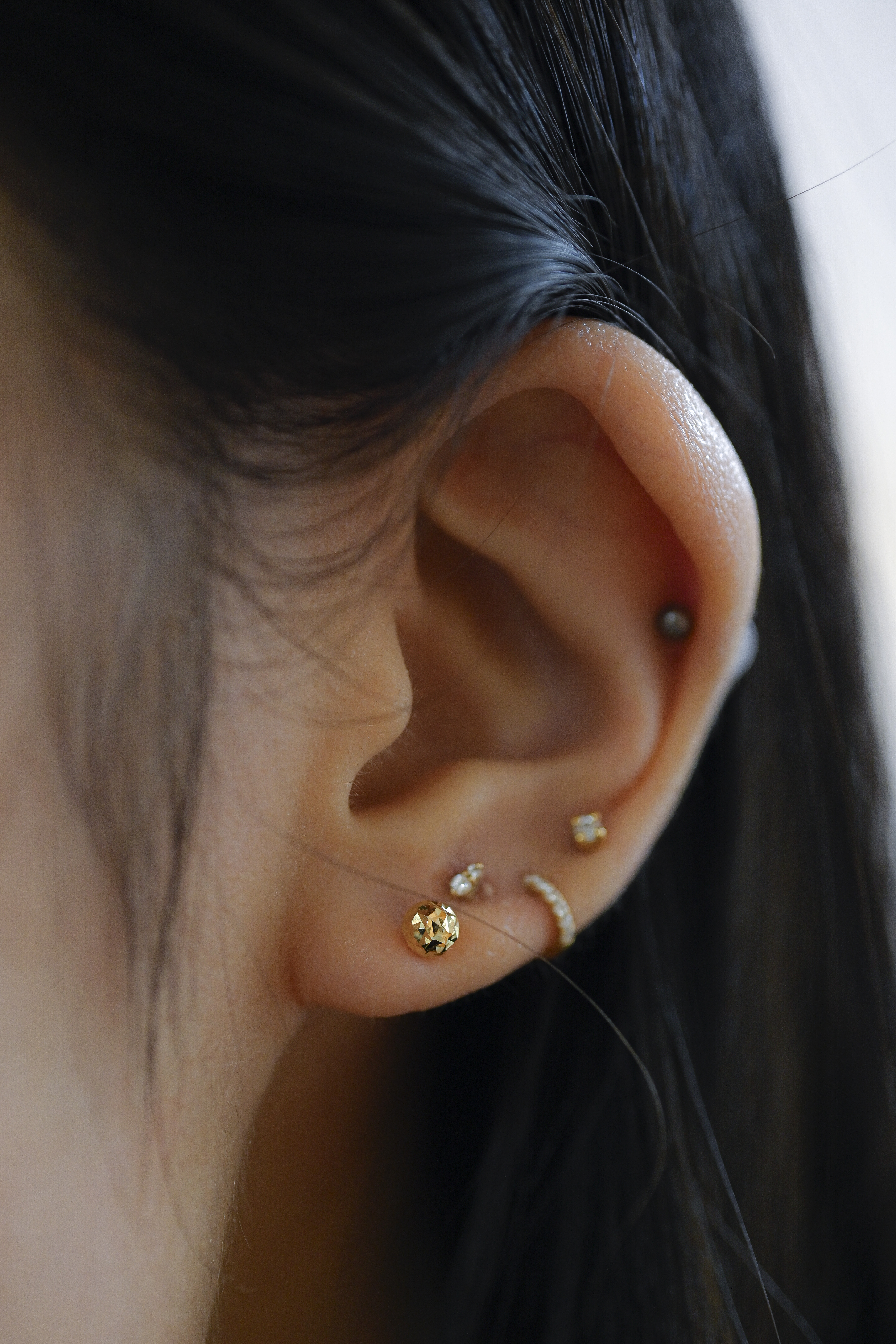 #(Y) 18K Gold Ball Earring