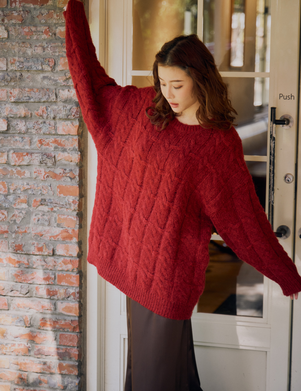 十字麻花寬版毛衣（烈日紅）