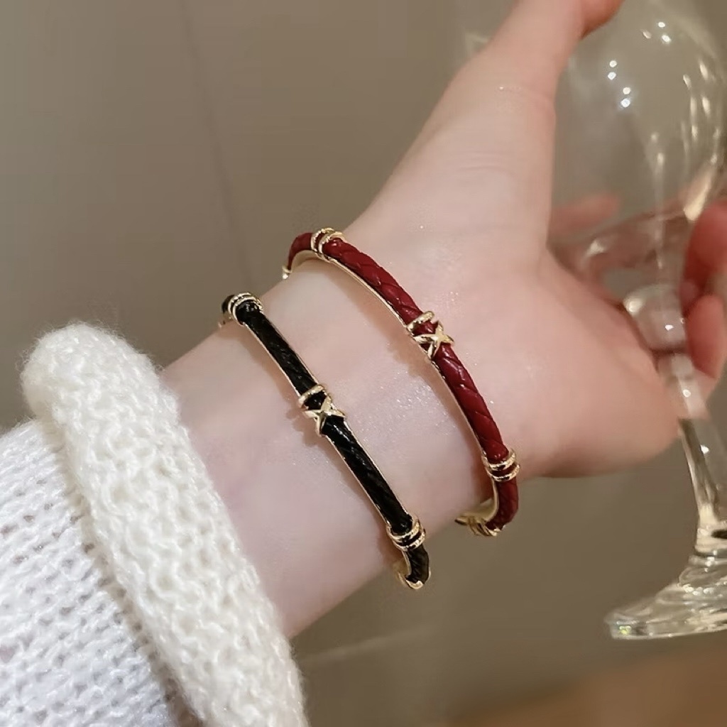 XI”獨特安可紅/黑皮革金框底”羅馬英字開口手鐲