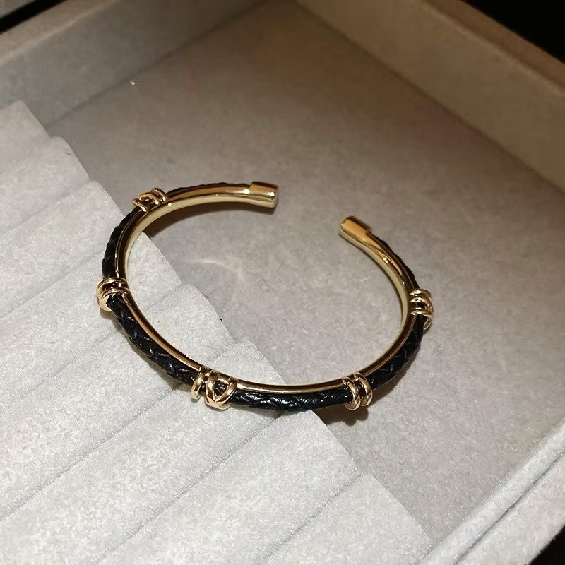 XI”獨特安可紅/黑皮革金框底”羅馬英字開口手鐲