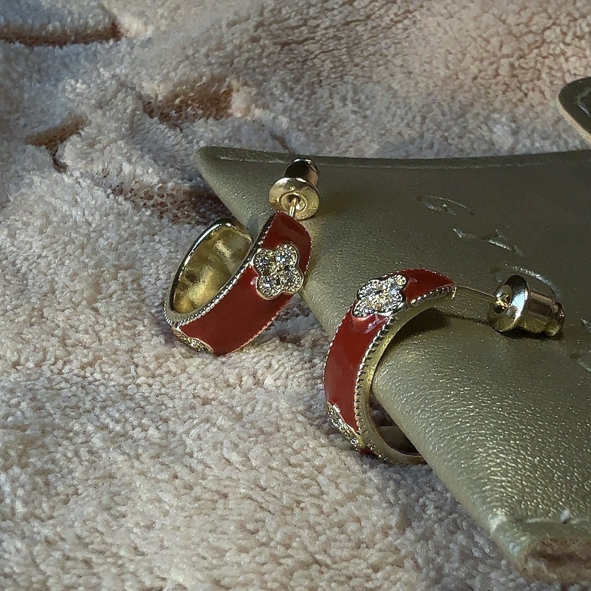 gy低奢鑲鑽四葉草安可紅”滴釉c圈耳釘