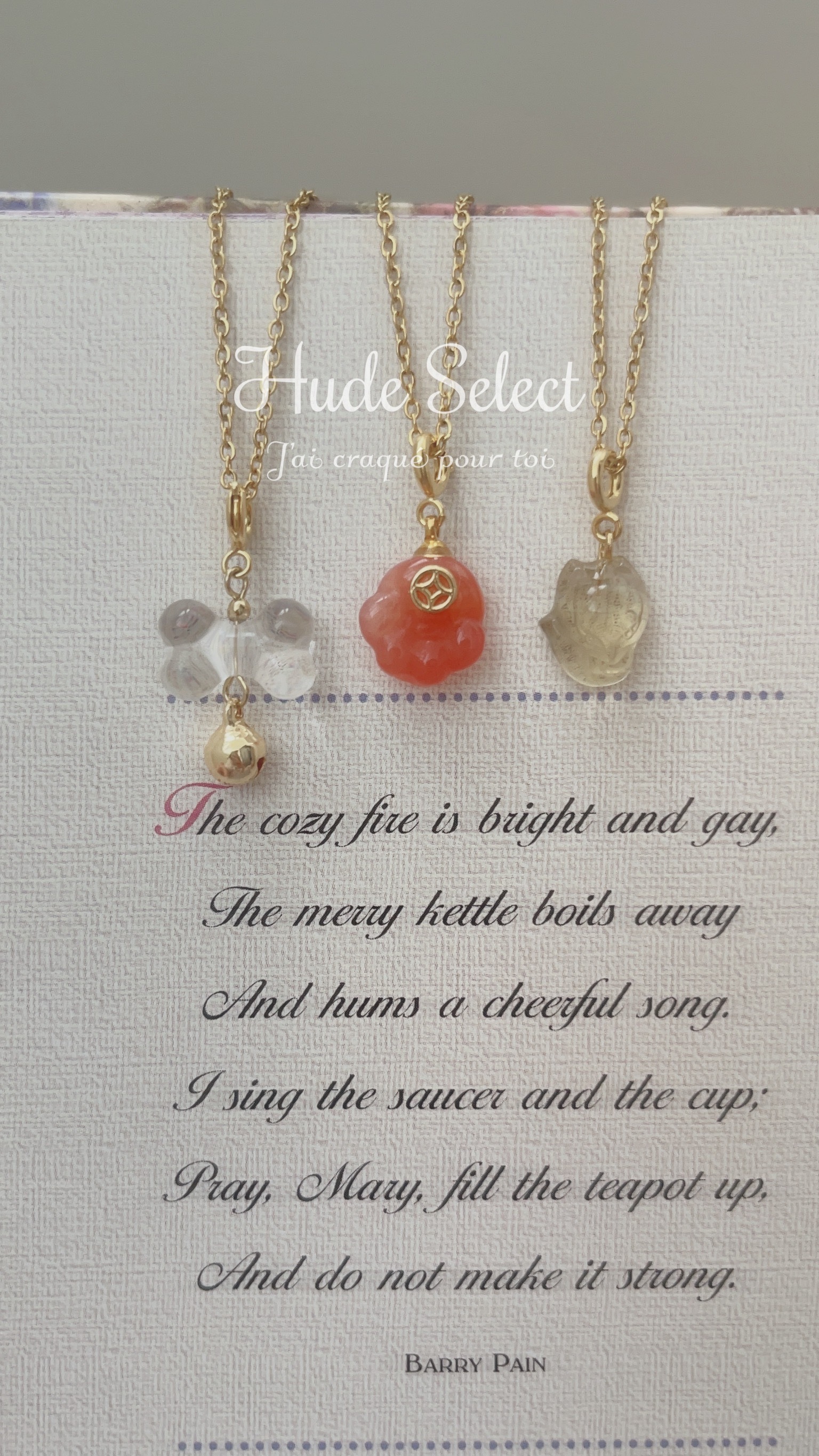 可愛的萌寵系列，貓派狗派都照顧到了💓 還加入了很有靈性的狐狸🦊  可愛狗狗骨頭是白水晶🤍 如同狗狗永遠單純天真、可愛善良🫧 白水晶擅長淨化，像是狗狗總是在療癒在外面灰頭土臉回到家的我們✨ 一種與狗狗之間深厚的感情 希望很愛很愛狗狗的人邀請到💕  緋紅瑪瑙的貓掌非常可愛😻 手中的錢錢符號，代表幸運招財！ 緋紅色的浪漫漂亮，加上貓貓帶來的幸運 給配戴者帶來更美好的日子🌷  狐狸🦊是很有靈性、會陪伴我們成長 使我們了解該學習的課題🫶🏻 黃水晶財富與溝通能量，靈性沈穩的模樣 願祂的陪伴，我們將成為更喜歡的自己💞