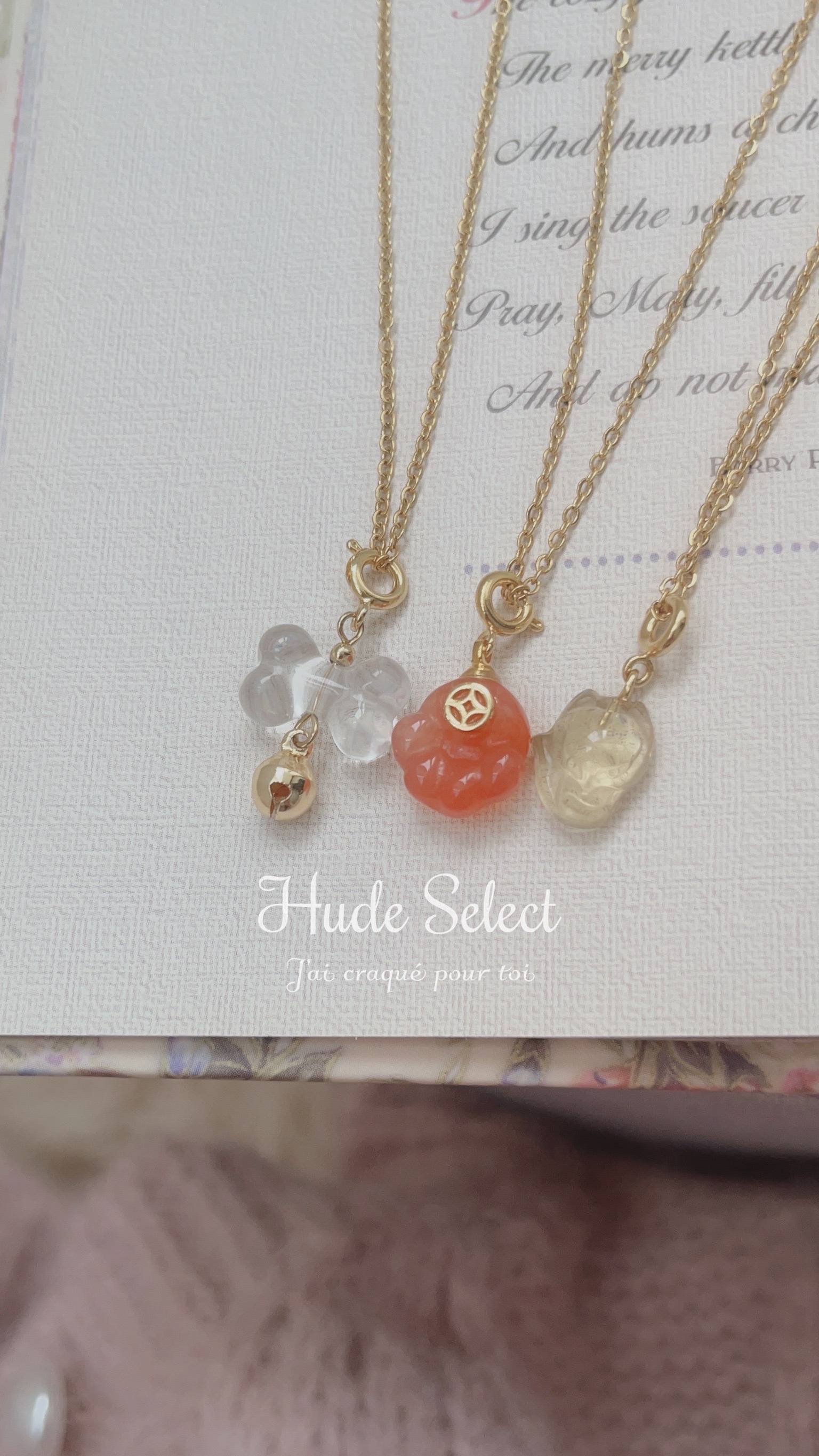 可愛的萌寵系列，貓派狗派都照顧到了💓 還加入了很有靈性的狐狸🦊  可愛狗狗骨頭是白水晶🤍 如同狗狗永遠單純天真、可愛善良🫧 白水晶擅長淨化，像是狗狗總是在療癒在外面灰頭土臉回到家的我們✨ 一種與狗狗之間深厚的感情 希望很愛很愛狗狗的人邀請到💕  緋紅瑪瑙的貓掌非常可愛😻 手中的錢錢符號，代表幸運招財！ 緋紅色的浪漫漂亮，加上貓貓帶來的幸運 給配戴者帶來更美好的日子🌷  狐狸🦊是很有靈性、會陪伴我們成長 使我們了解該學習的課題🫶🏻 黃水晶財富與溝通能量，靈性沈穩的模樣 願祂的陪伴，我們將成為更喜歡的自己💞