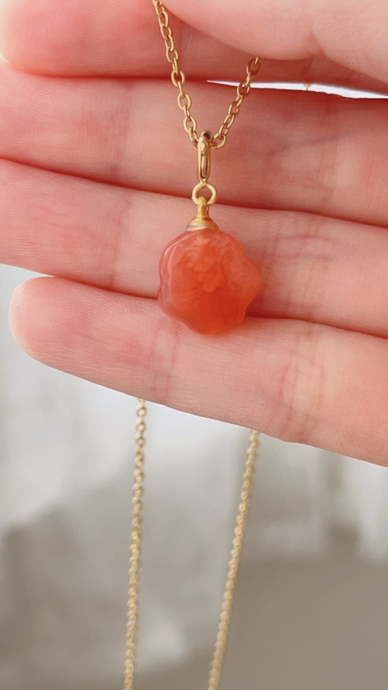 可愛的萌寵系列，貓派狗派都照顧到了💓 還加入了很有靈性的狐狸🦊  可愛狗狗骨頭是白水晶🤍 如同狗狗永遠單純天真、可愛善良🫧 白水晶擅長淨化，像是狗狗總是在療癒在外面灰頭土臉回到家的我們✨ 一種與狗狗之間深厚的感情 希望很愛很愛狗狗的人邀請到💕  緋紅瑪瑙的貓掌非常可愛😻 手中的錢錢符號，代表幸運招財！ 緋紅色的浪漫漂亮，加上貓貓帶來的幸運 給配戴者帶來更美好的日子🌷  狐狸🦊是很有靈性、會陪伴我們成長 使我們了解該學習的課題🫶🏻 黃水晶財富與溝通能量，靈性沈穩的模樣 願祂的陪伴，我們將成為更喜歡的自己💞