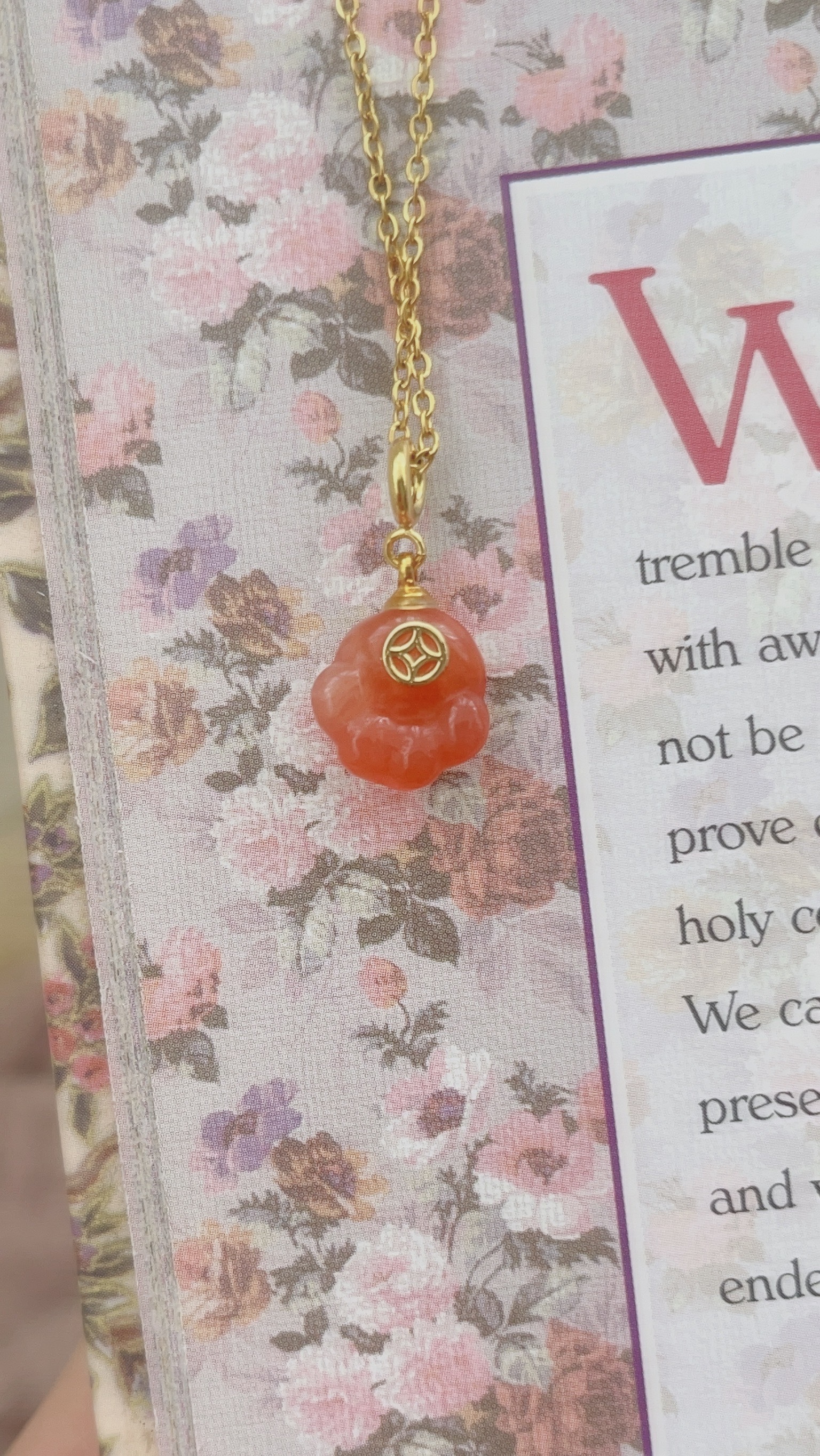 可愛的萌寵系列，貓派狗派都照顧到了💓 還加入了很有靈性的狐狸🦊  可愛狗狗骨頭是白水晶🤍 如同狗狗永遠單純天真、可愛善良🫧 白水晶擅長淨化，像是狗狗總是在療癒在外面灰頭土臉回到家的我們✨ 一種與狗狗之間深厚的感情 希望很愛很愛狗狗的人邀請到💕  緋紅瑪瑙的貓掌非常可愛😻 手中的錢錢符號，代表幸運招財！ 緋紅色的浪漫漂亮，加上貓貓帶來的幸運 給配戴者帶來更美好的日子🌷  狐狸🦊是很有靈性、會陪伴我們成長 使我們了解該學習的課題🫶🏻 黃水晶財富與溝通能量，靈性沈穩的模樣 願祂的陪伴，我們將成為更喜歡的自己💞