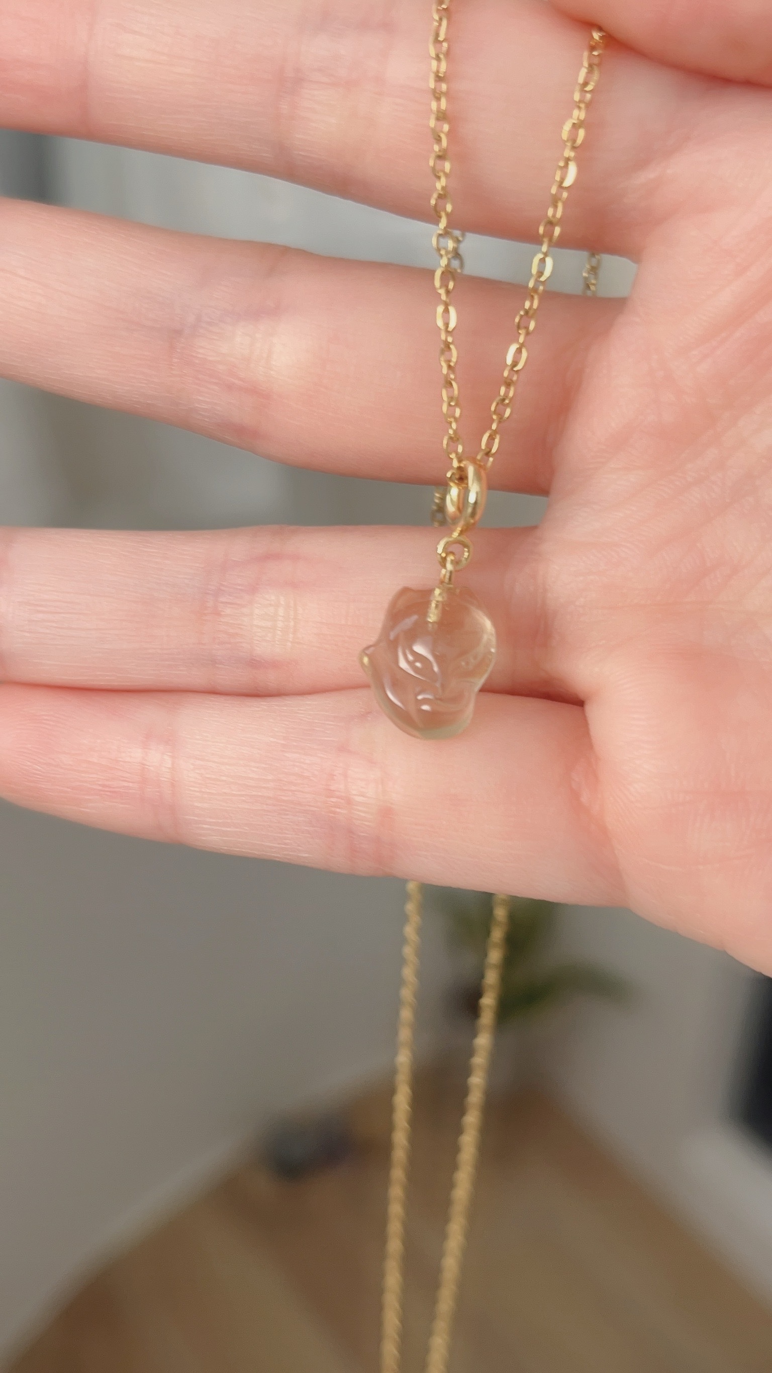 可愛的萌寵系列，貓派狗派都照顧到了💓 還加入了很有靈性的狐狸🦊  可愛狗狗骨頭是白水晶🤍 如同狗狗永遠單純天真、可愛善良🫧 白水晶擅長淨化，像是狗狗總是在療癒在外面灰頭土臉回到家的我們✨ 一種與狗狗之間深厚的感情 希望很愛很愛狗狗的人邀請到💕  緋紅瑪瑙的貓掌非常可愛😻 手中的錢錢符號，代表幸運招財！ 緋紅色的浪漫漂亮，加上貓貓帶來的幸運 給配戴者帶來更美好的日子🌷  狐狸🦊是很有靈性、會陪伴我們成長 使我們了解該學習的課題🫶🏻 黃水晶財富與溝通能量，靈性沈穩的模樣 願祂的陪伴，我們將成為更喜歡的自己💞