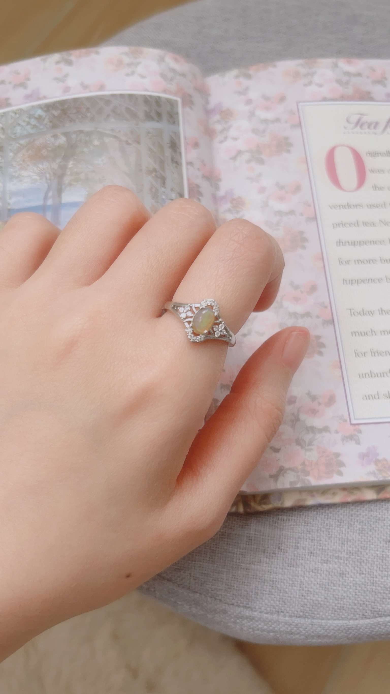 歐珀石被認為是礦石中的仙女 每一顆歐珀都有不同的色澤 而且一顆裡面，在不同角度就擁有不同顏色的火彩 魔幻般的色彩，讓人看得如癡如醉，非常入迷💗  這款戒台，設計師用宮廷風的設計 更襯托出歐珀石的優雅高貴✨ 上下的碎鑽，和左右兩班各四小顆鑽 讓整體很亮麗，但也不會搶走歐珀的光彩  戴在手上真的會一直想欣賞祂 一定也會讓你成為漂亮焦點💕